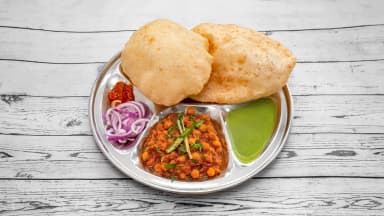 Chole Bhature (2pcs)